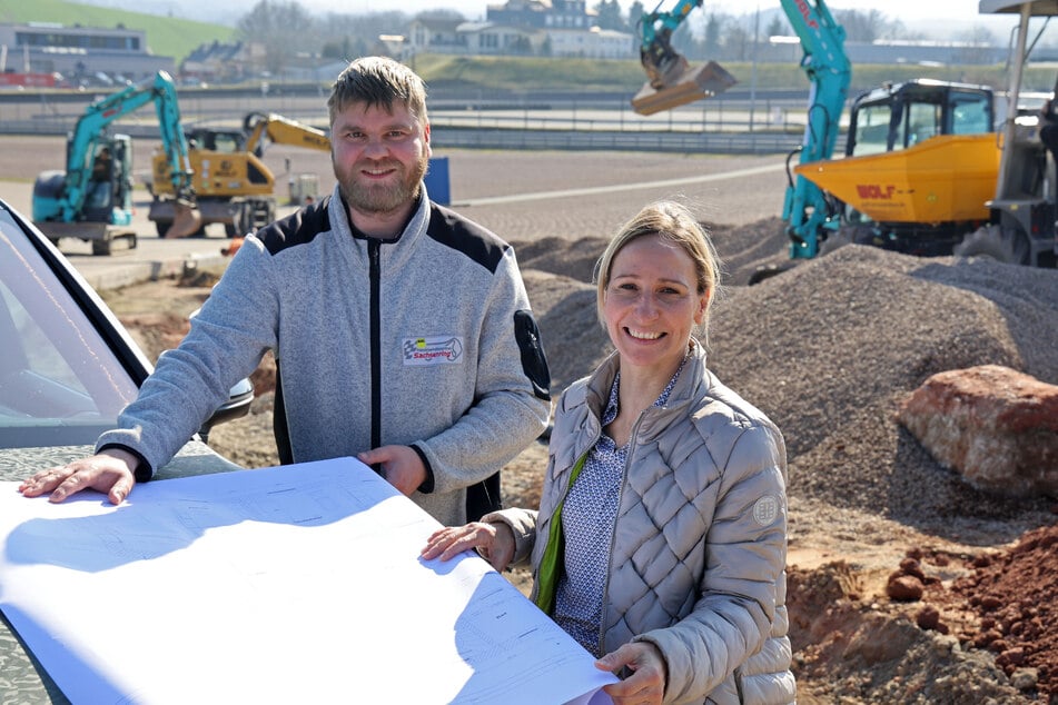 Philipp Molch (l.) vom Verkehrssicherheitszentrum und Susann Urlaß-Wolf von der Baufirma überwachen die Arbeiten.