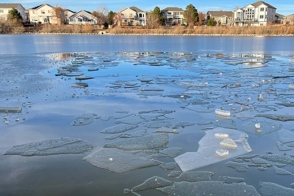Der Fluss war zugefroren, aber das Eis war nicht dick genug: Hier ist der 14-jährige Dyllan Whittenburg eingebrochen.