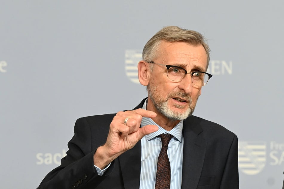 Innenminister Armin Schuster (61, CDU) will die Klimakleber gerne zur Kasse bitten.