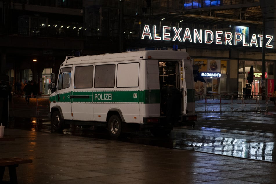 Berlin: Täter auf der Flucht: 18-Jähriger nach Messerstich am Alexanderplatz schwer verletzt