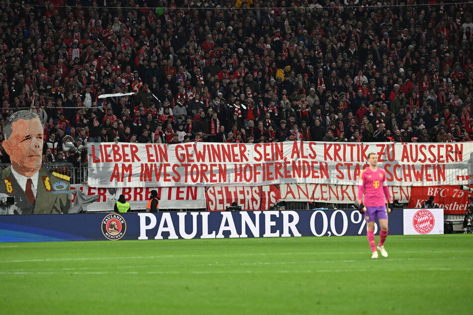 Diese Plakate der Bayern-Fans brachten Finch auf die Palme.