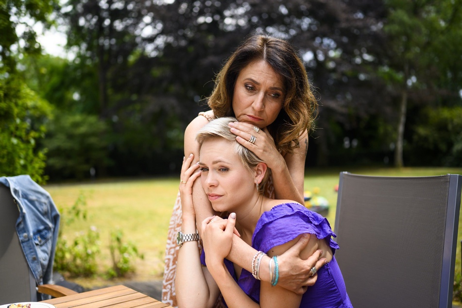 Daniela tröstet ihre verzweifelte Tochter Kim.