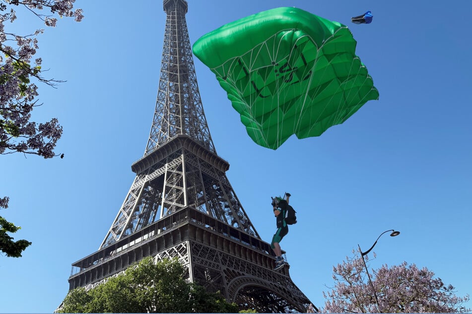 Zwei Männer wurden von der Pariser Polizei festgenommen, nachdem sie mit einem Fallschirm vom Eiffelturm gesprungen waren. (Symbolbild)