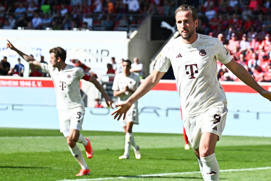 Da war die Welt der Münchner Fans noch in Ordnung: Harry Kane (r.) brachte mit seinem Treffer zum 1:0 den FC Bayern in Führung.
