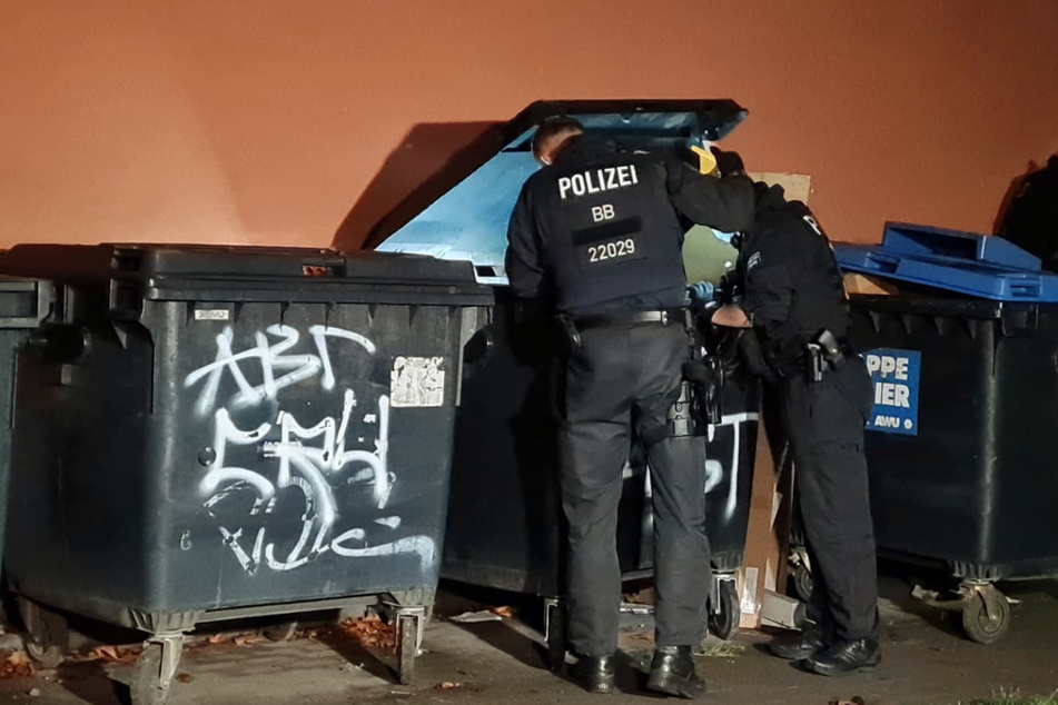Die Polizei sucht nach der vermutlich weggeworfenen Tatwaffe.