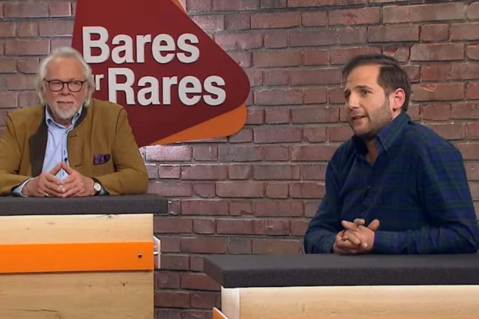 Antiquitätenhändler Julian Schmitz-Avila (38, r.) sichert sich die Brosche für 5050 Euro.
