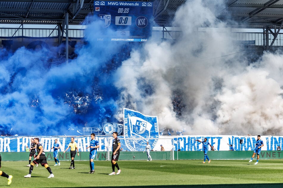 Der 1. FC Magdeburg muss nun eine Strafe zahlen, da die Fans bei einem Spiel gegen Offenbach mehrmals Pyrotechnik zündeten. (Archivfoto)