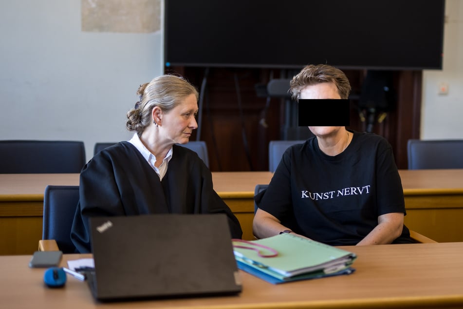 Will sich vor Gericht nicht äußern: die inzwischen geschasste Klinik-Buchhalterin Ines F. (56, r.), hier mit ihrer Anwältin Rita Belter.
