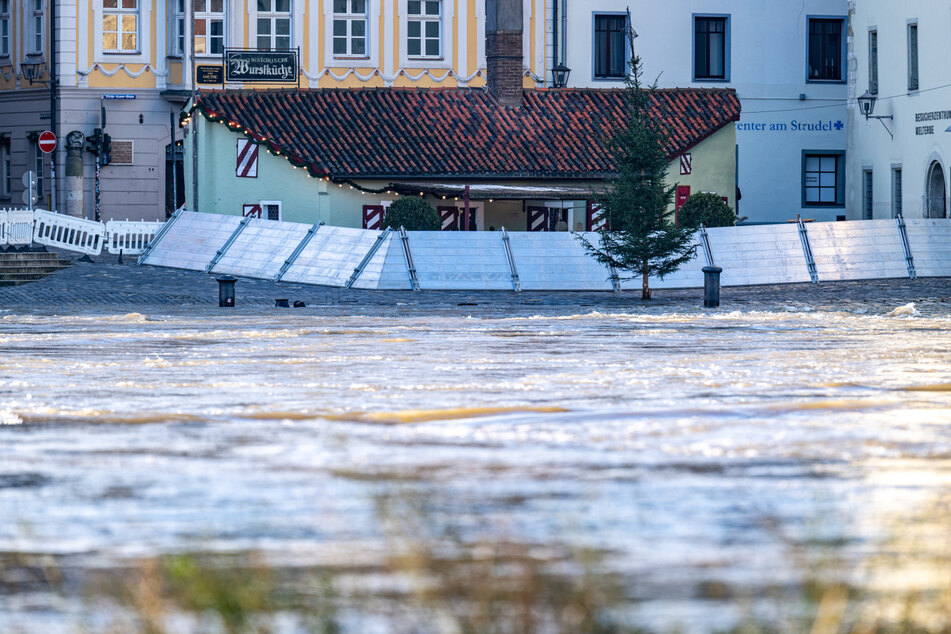 Die historische Wurstkuchl in Regensburg wird mit einer Schutzwand vor dem Hochwasser der Donau geschützt. (Archiv)