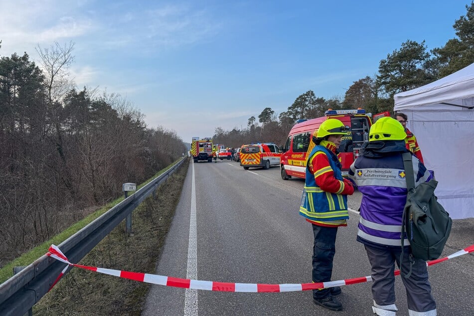 Zwei Menschen starben bei dem Frontal-Crash auf der B35 im Landkreis Karlsruhe.