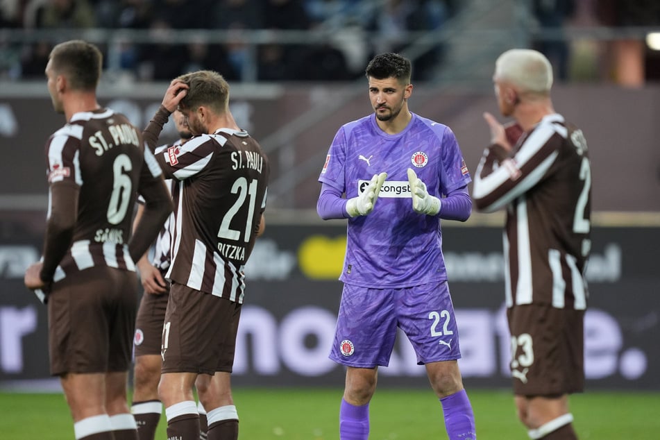 Zu viele Lücken in der Abwehr, da konnte auch Keeper Nikola Vasilj (29, M.) die drei Gegentore kaum verhindern.