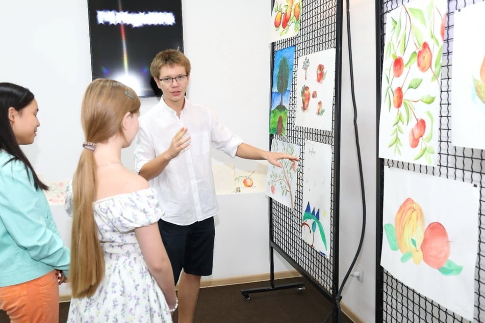 Äpfel auf Leinwand mit Botanikkünstlerin Brigitte Hofherr aus Heidelberg: Kunstworkshop im August 2024 an der Kasachischen Nationalen Agrarforschungsuniversität in Almaty.