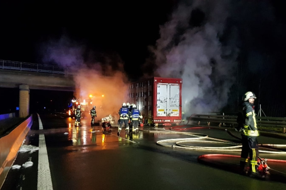 Der Lkw-Fahrer musste auf dem Standstreifen halten und entkoppelte den Anhänger.