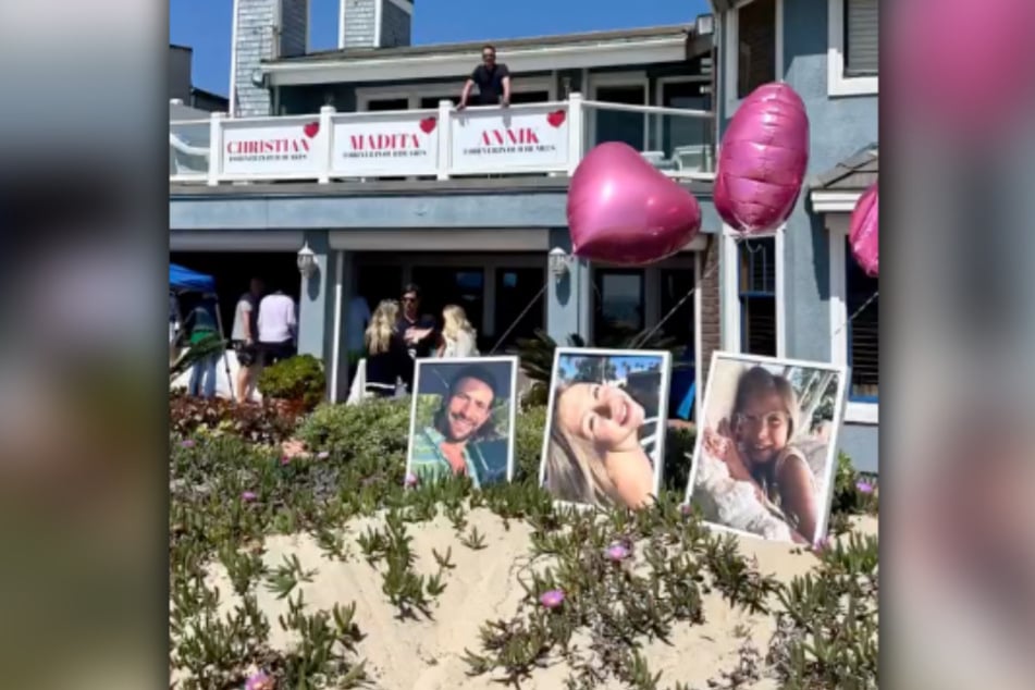 An einem Strandhaus fand die Feier für die drei Verstorbenen statt.