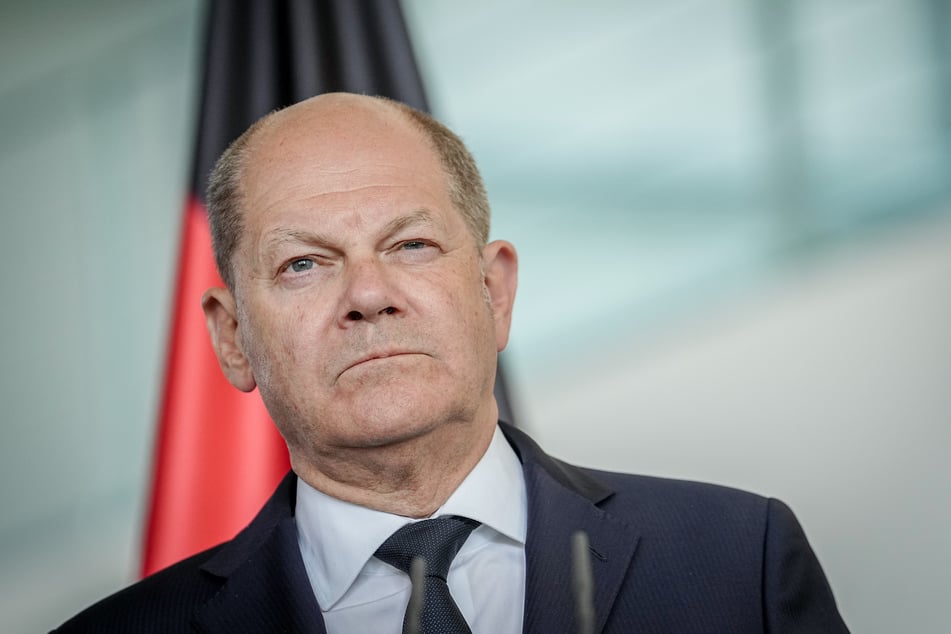 Bundeskanzler Olaf Scholz (65, SPD) dankt den vielen Einsatzkräften im Flutgebiet.