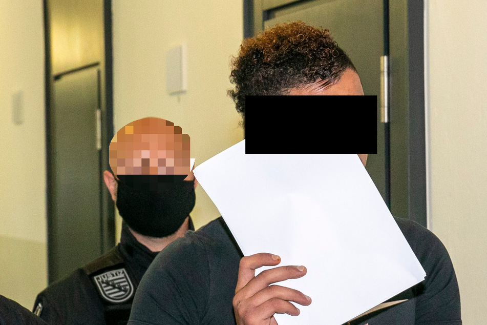 Mit Sonderbewachung sowie in Hand- und Fußfesseln wurde Ammar S. (23) in den Verhandlungssaal im Amtsgericht gebracht.