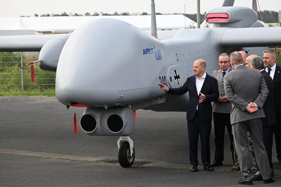 Olaf Scholz betrachtet eine Bundeswehrdrohne vom Typ Heron TP aus israelischer Produktion. Nun erwarten die Israelis, dass auch die Deutschen liefern.