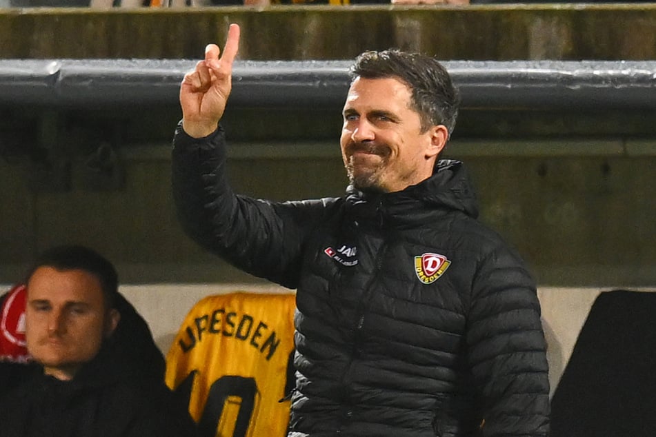 Das Lächeln ist zurück: Dynamo-Trainer Thomas Stamm (43) zeigte auch gleich die Richtung an, in die es in den nächsten Wochen gehen soll.