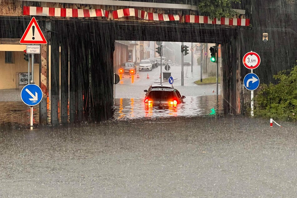 Starke Regenfälle haben in Oberfranken für vollgelaufene Keller und überflutete Straßen gesorgt.