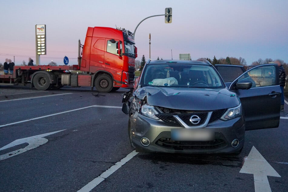 Crash auf der B169 in Döbeln: Am Montag krachten hier ein Lkw und ein Nissan zusammen.