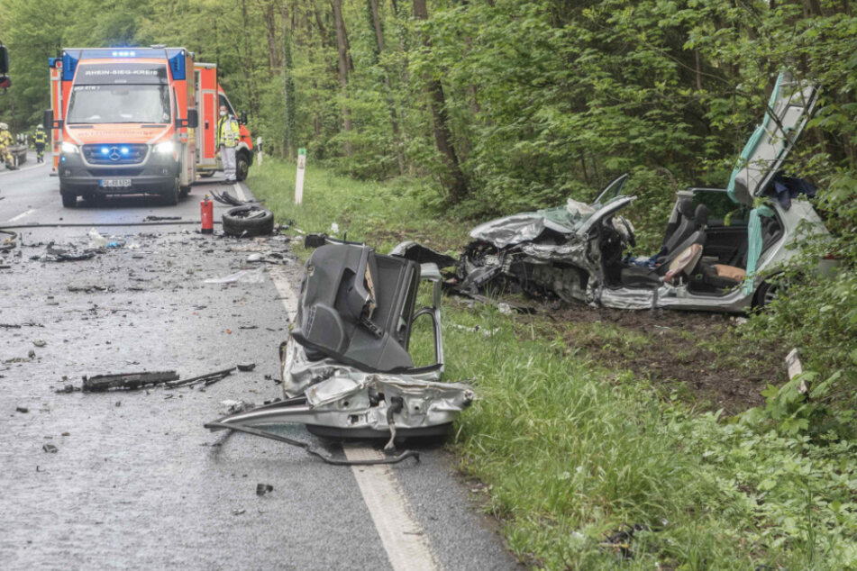 18-Jähriger rast in Gegenverkehr, Frau (64) schwer verletzt im Auto eingeklemmt
