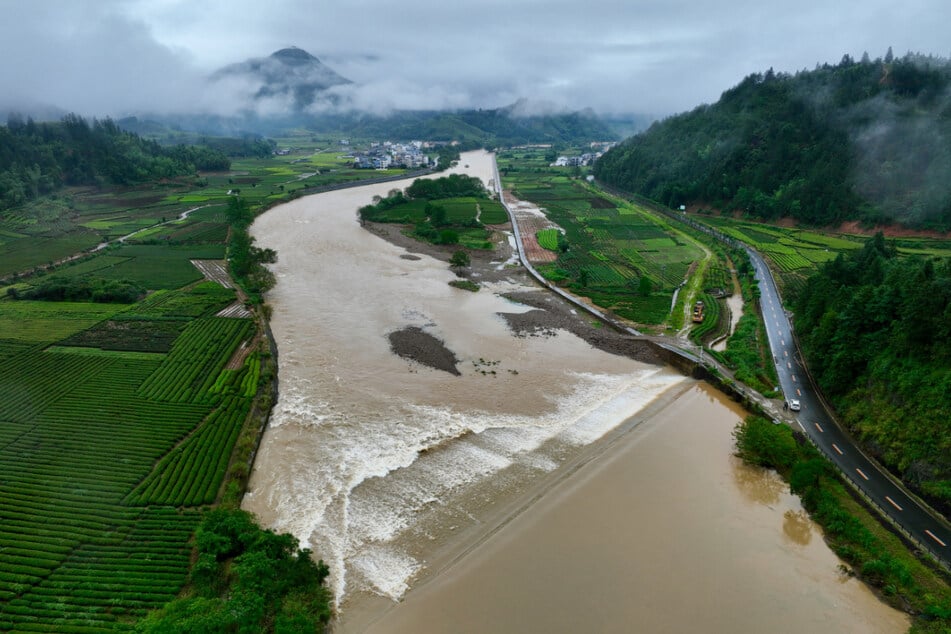 Eine Luftaufnahme einer Drohne zeigt die Überschwemmung in Nanping in der südostchinesischen Provinz Fujian.