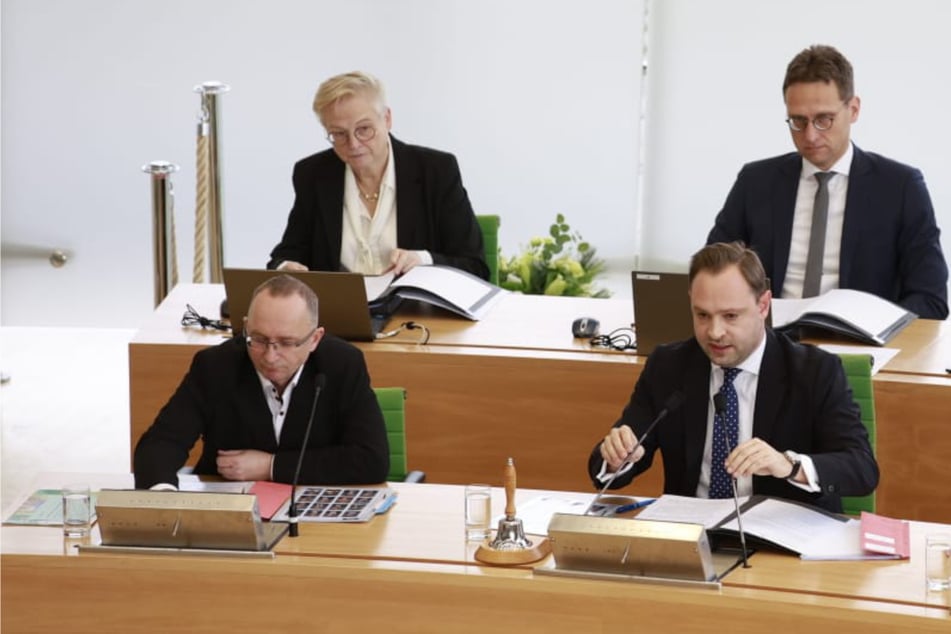 Um 10 Uhr eröffnete Landtagspräsident Alexander Dierks (37, CDU) die Sitzung.