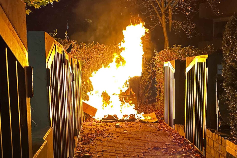 In Heimfeld steckten Jugendliche am Donnerstagabend mehrere Mülltonnen in Brand. Die Feuerwehr musste anrücken.