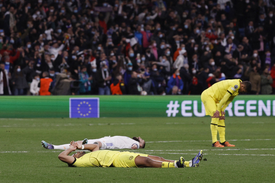 Chelsea players look devastated at full time after Karim Benzema's extra time goal put Real Madrid through on aggregate.