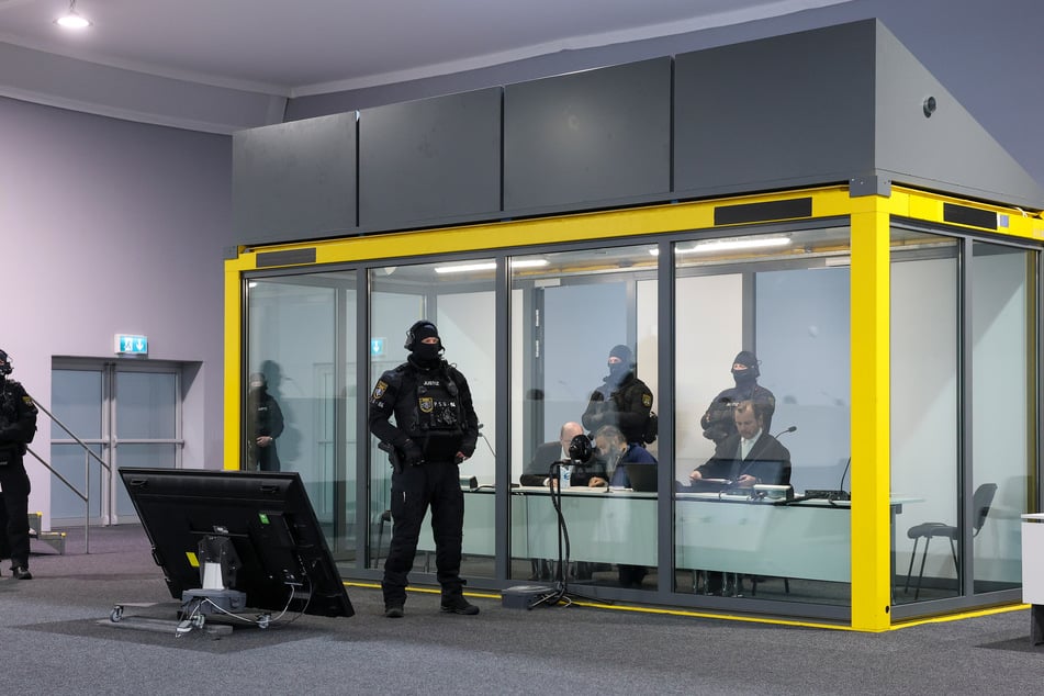 Der Prozess beginnt um 9.45 Uhr.