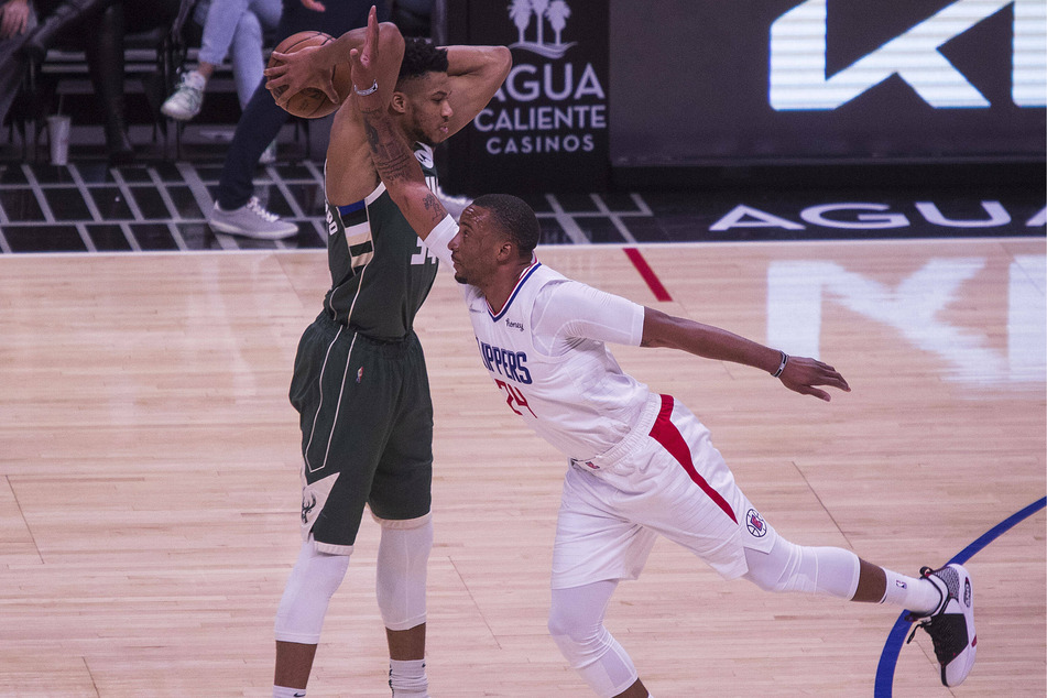 Giannis Antetokounmpo (l.) had 28 points, 10 rebounds, and five assists against the Clippers.