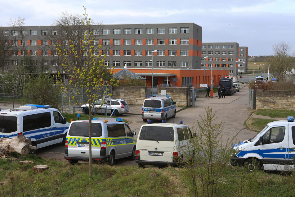 Polizeibeamte in der Zentralen Anlaufstelle für Asylsuchende in Halberstadt. Am April war es nach Streitigkeiten in der Einrichtung zu einem größeren Einsatz der Sicherheitskräfte gekommen.