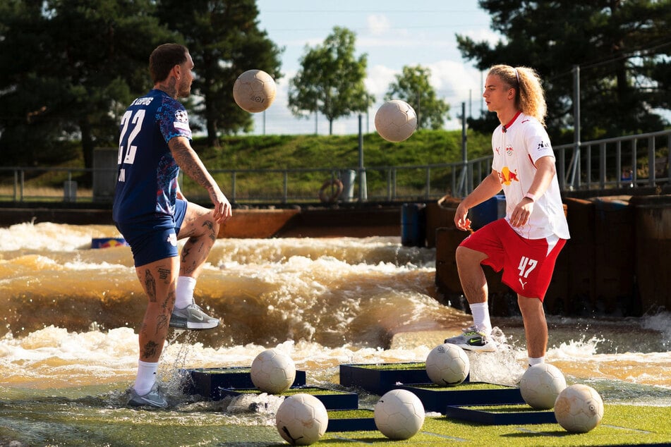 Bei einigen Challenges kommt das Wasser so schnell, dass es schwierig wird, den Ball zu kicken.