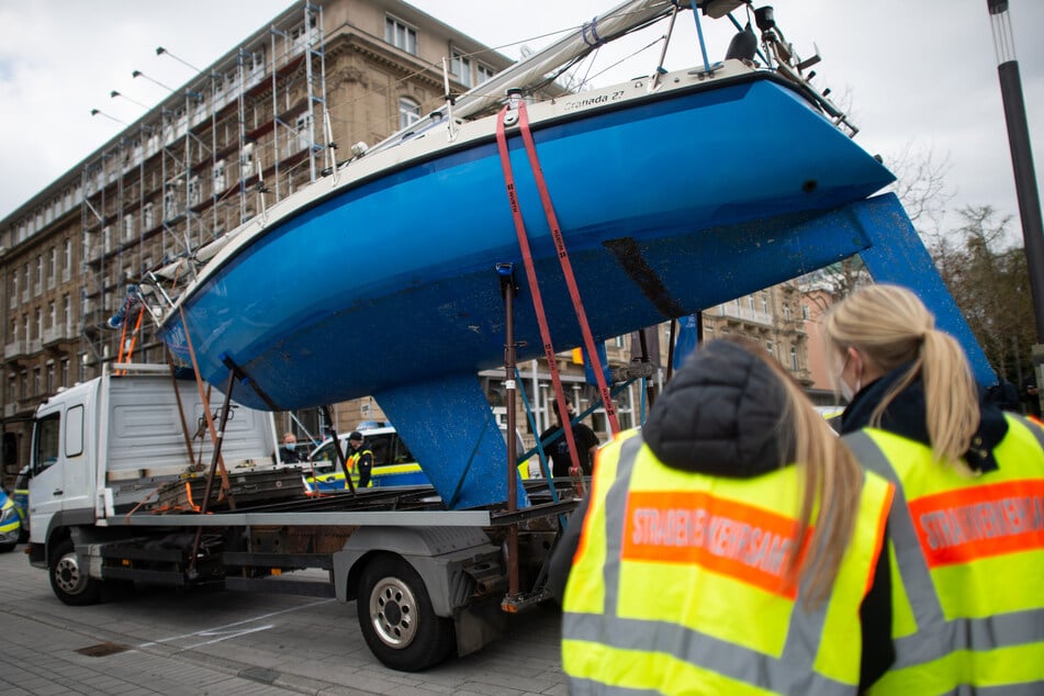 Zwei Mitarbeiterinnen des Straßenverkehrsamtes überprüfen einen Transporter mit einem Boot auf dem Corneliusplatz in Düsseldorf.