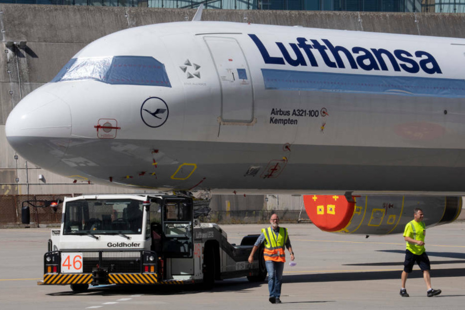Lufthansa: Nach Milliarden-Verlust: Lufthansa droht Personal mit Entlassungen