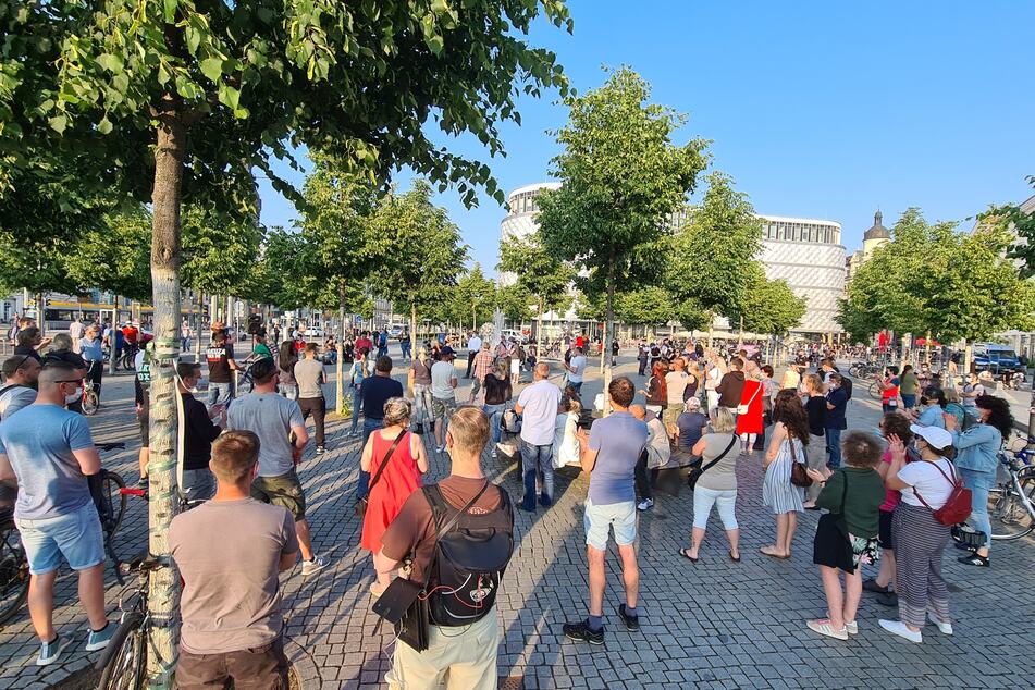 Auf dem Richard-Wagner-Platz haben sich um die 50 Anhänger der "Bürgerbewegung Leipzig 2021" versammelt. Ihnen gegenüber steht der Gegenprotest.