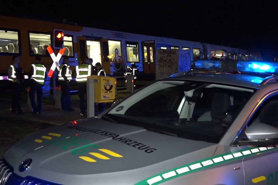 Nach Angaben der Bundespolizei überquerte die Frau am Samstagabend mit einem Einkaufswagen den Bahnübergang, wo sie ein Zug trotz Schnellbremsung erfasste.