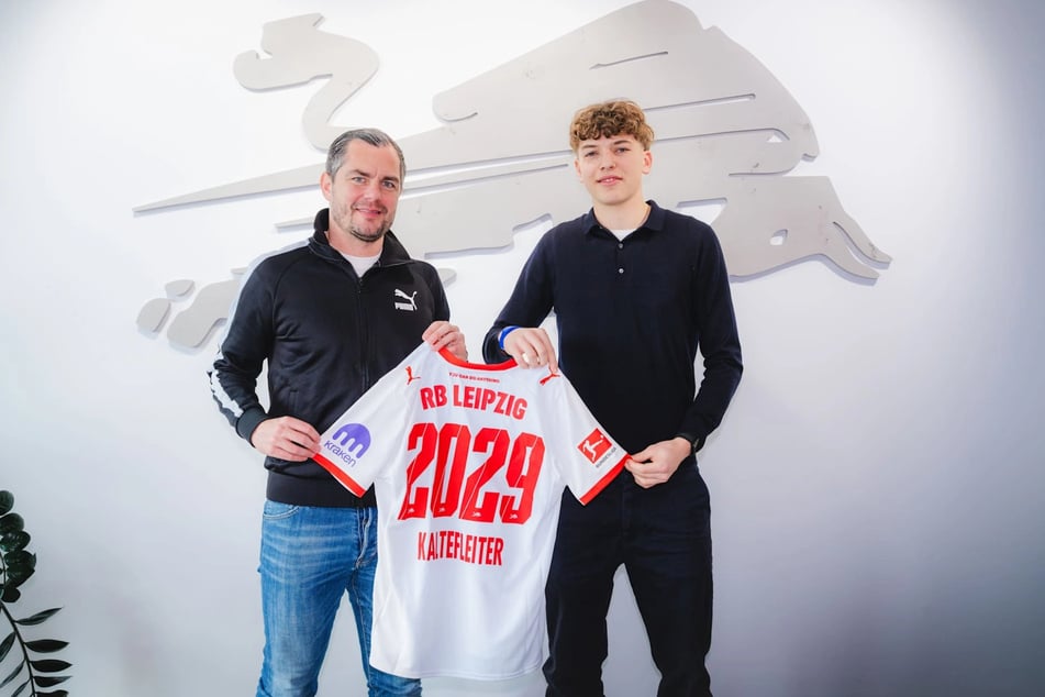 Benno Kaltefleiter (18, r.) hat bei RB Leipzig bis 2029 unterschrieben.