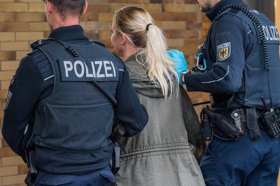 Nach der Eröffnung des Haftbefehls machte der Beschuldigte die Beamten darauf aufmerksam, dass gegen seine Ehefrau ebenfalls ein Haftbefehl vorlag. (Symbolbild)