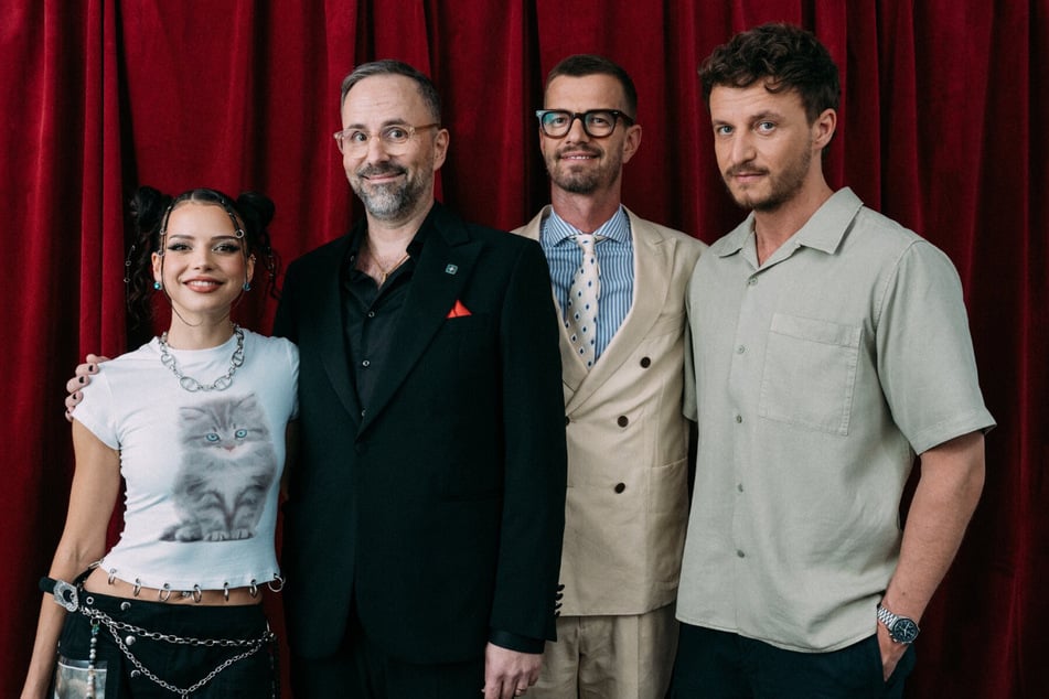 Nina Chuba (25, v.l.n.r.), Kurt Krömer (49), Joko Winterscheidt (45), und Tommi Schmitt (35) treten in der Quizsendung auf ProSieben an.