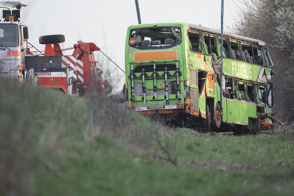 Unfall A9: Nach tödlichem Flixbus-Unglück nahe Leipzig: Diskussion um strengere Anschnall-Kontrolle
