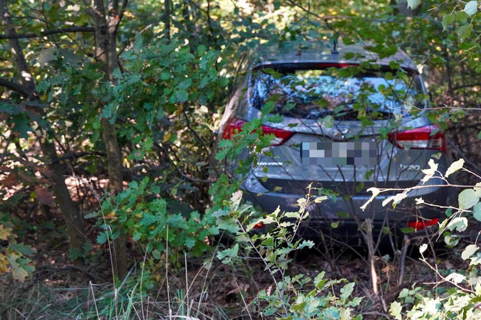 Hyundai kommt von Straße ab und landet im Wald: Zwei Verletzte nach schwerem Unfall