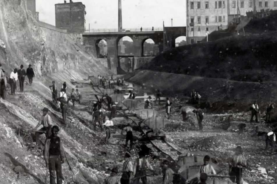 1885: Schachtarbeiten am Karl-Heine-Kanal in Höhe der Zschocherschen Straße. Mit dem abgetragenen Gestein wurde die Sumpflandschaft im Westen der Stadt trocken gelegt.