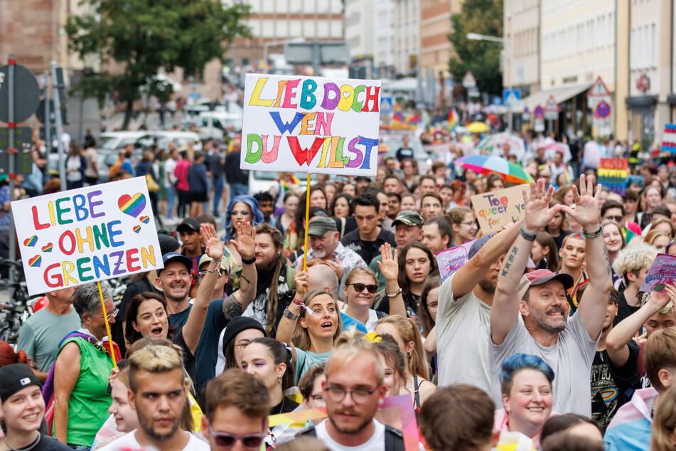 Lieb doch, wen du willst: Beim CSD fordern die Teilnehmer unter anderem in diesem Jahr ein härteres Vorgehen bei queerfeindlichen Straftaten.