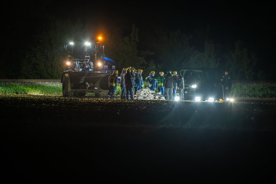 In sicherer Entfernung besprechen die Einsatzkräfte das Geschehen.