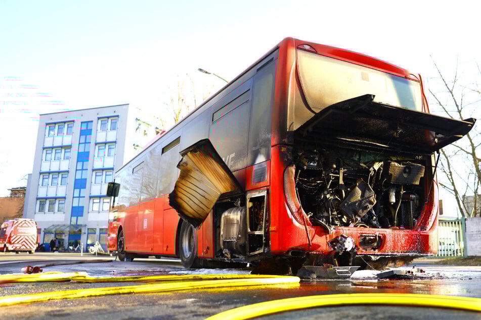 Plötzlich brennt der Motorraum: Reisebus in Flammen