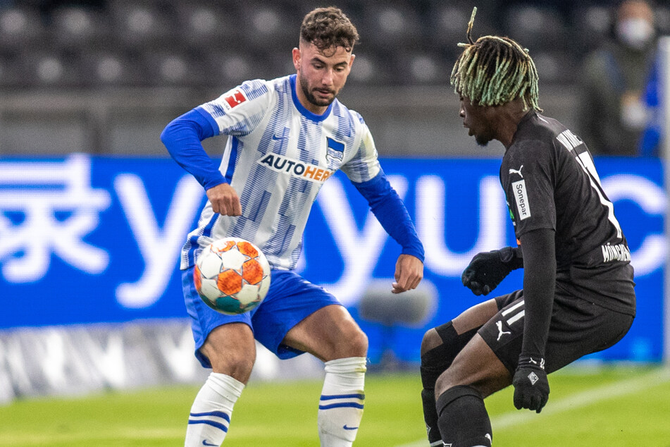Umkämpftes Spiel im Olympiastadion. Torschütze Marco Richter (l.) im Zweikampf mit Manu Koné.