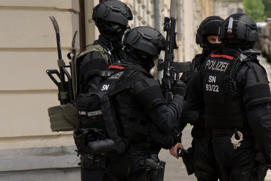 Schon wieder Görlitz! Person schießt von Balkon - Schwer bewaffnete Spezialkräfte im Einsatz