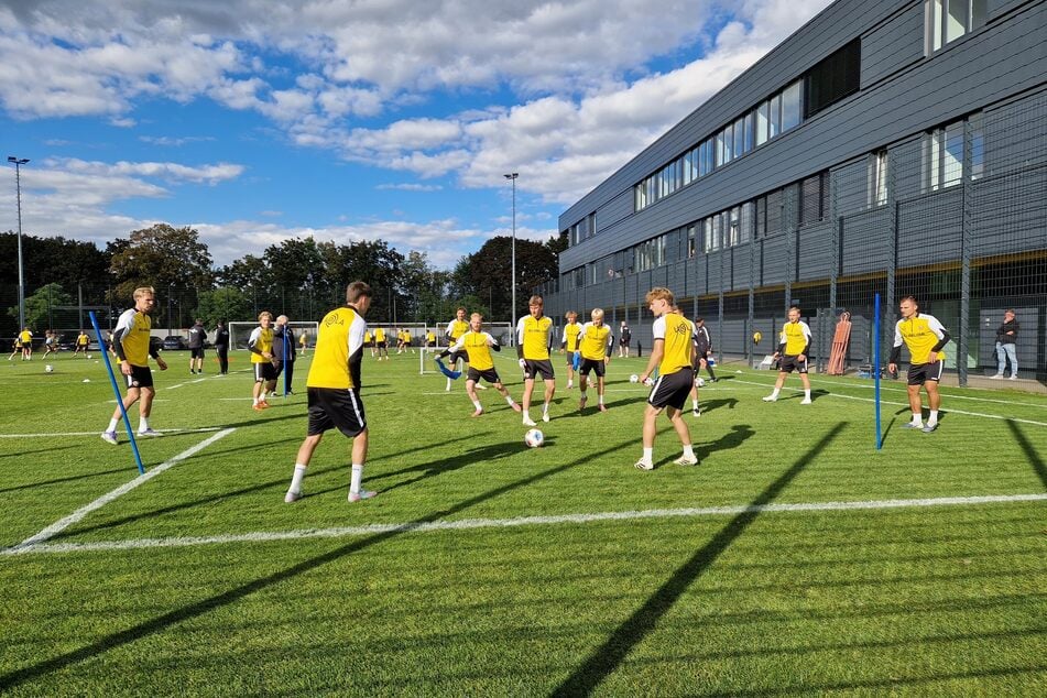 Alle da! Am Montag wurde es im Käfig auf dem Trainingsgelände ziemlich voll.