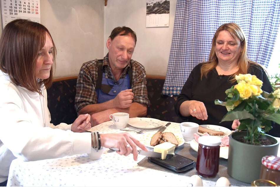 Entscheidung gefallen: Silke (l.) darf bleiben, Simone muss den Hof des Milchbauern verlassen.